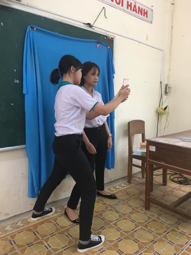 Mới đây trên mạng xã hội, các nhóm học sinh lại thi nhau đăng tải hình ảnh những chiếc ảnh thẻ "đặc biệt". Với những bức ảnh này, cư dân mạng cũng phải "chào thua" với sự nghịch ngợm đáng yêu của họ.