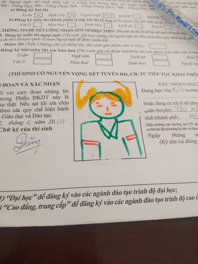 Bức ảnh thẻ có màu sắc thật "sống động" được tạo nên từ những cây bút màu.