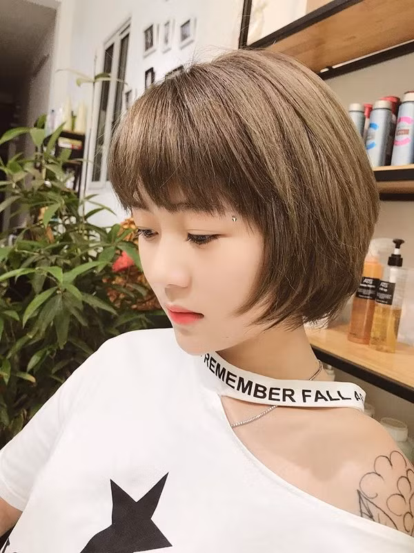 Sau vụ việc bị bắt, dường như độ hot "giang hồ online" này không suy giảm. Đặc biệt, đời tư và người yêu Khá Bảnh là ai khiến nhiều người tò mò và tìm kiếm. Trong đó có hình ảnh một cô gái xinh đẹp được cho là người yêu của Khá.