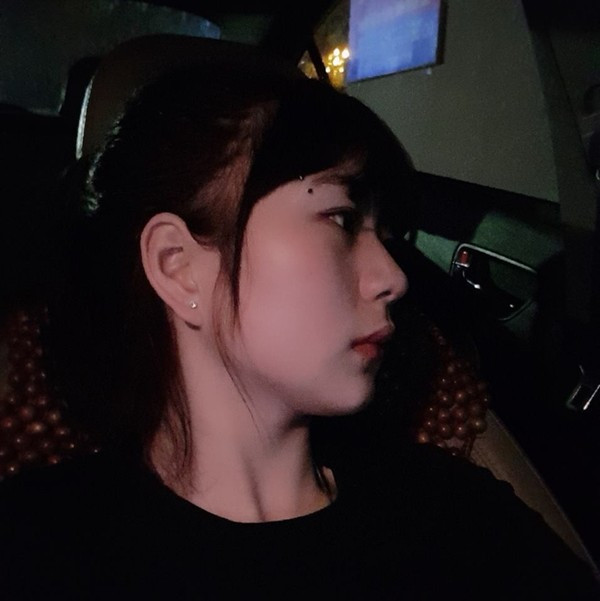 Theo tìm hiểu, bạn gái Khá Bảnh là một hot girl xinh đẹp có tên Hương Dương. Cô nàng sinh ra và lớn lên tại Bắc Giang.