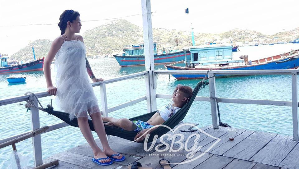 Bên cạnh đó, một số ít lại tỏ ra không đồng tình về ý kiến ngoan hiền khi nói về bạn gái Khá Bảnh. Họ cho rằng chấp nhận ở bên một người có tính cách nổi loạn như Khá thì hẳn cô gái này cũng không phải dạng vừa.