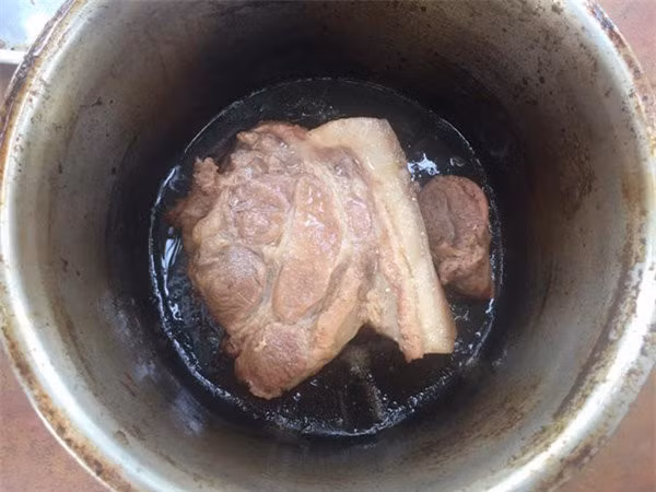 Mẹ bỉm sữa Minh An chia sẻ: "Ôi đồng cảnh rồi mẹ nó, em mới sinh được 1 tháng, dậy nấu cơm quên luôn bật nút, rõ ràng khăn tắm vắt trên cổ mà đi tìm loạn khắp nhà. Chìa khóa xe với điện thoại ngày cứ phải đi tìm đến chục lần. Chán lắm mẹ nó ạ".