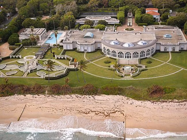 Maison De L’Amitie nằm bên bờ biển Palm, Florida, Mỹ từng thuộc sở hữu của ông trùm Donald Trump và được bán cho tỷ phú Nga Dmitry Rybolovlev năm 2008. Biệt thự xa hoa nhất thế giới này có nhiều đồ đạc bằng vàng và kim cương, 1 gara chứa được 50 xe ô tô, nhiều hồ nước và núi nhân tạo khắp nơi.