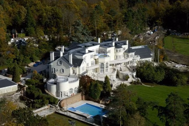 Updown Court, London, Anh có 24 phòng ngủ, hệ thống điều khiển nhiệt độ ánh sáng, 5 bể bơi, 1 hồ nước, phòng chiếu phim, nhiều phòng khiêu vũ, phòng chơi Bowling, bãi đáp máy bay trực thăng, gara đủ chỗ cho 8 chiếc limousine, lối đi lát đá cẩm thạch. Chủ nhân trước của biệt thự xa hoa này là doanh nhân Ấn Độ Leslie Allen nhưng ông này đã rao bán và hiện nay vẫn chưa rõ ai là người mua Updown Court.