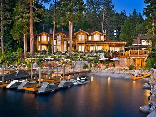 Ellison Estate ở Woodside, California, Mỹ thuộc sở hữu của Larry Ellison, CEO hãng phần mềm Oracle. Larry chi khoảng 200 triệu đô biệt thự siêu sang này theo phong cách Nhật Bản, với 10 tòa nhà, 1 hồ nhân tạo, 1 hồ cá. Tuy nhiên, gần đây biệt thự này chỉ được định giá hơn 70 triệu đô.