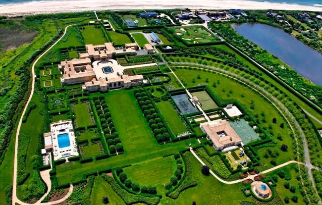 Biệt thự Four Fairfield Pond, New York Mỹ của tỷ phú Ira Rennert trị giá khoảng 200 triệu đô. Ngôi nhà rộng hơn 10.000m2 và nằm cạn biển Atlantic, có 29 phòng ngủ, 39 phòng tắm, 1 sân bóng rổ, sân tennis, sân quần vợt, phòng chơi bowling, phòng tắm xông hơi.