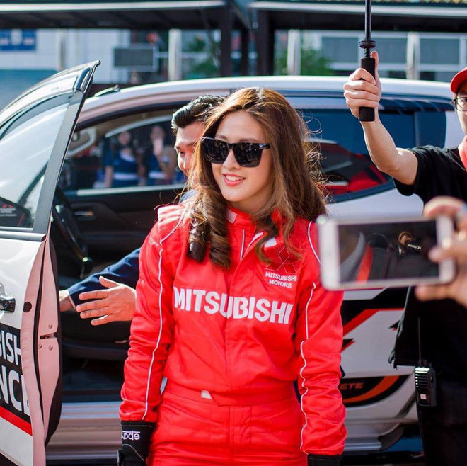 Leona Chin gây ấn tượng khi thực hiện những cú đánh lái điêu luyện, dứt khoát, sự quan sát nhạy bén cùng những kĩ thuật drift đặc sắc và đặc biệt là nụ cười thường trực trên môi.