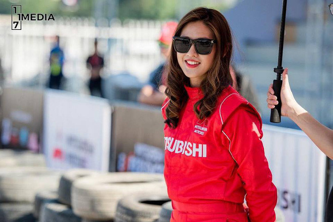 Hiện nay, khi đã tròn 32 tuổi, Leona Chin sở hữu hai chiếc xe là Mitsubishi Lancer Evolution và Tritor và thường xuyên thể hiện tài năng của mình ở mỗi điểm đến trên thế giới.