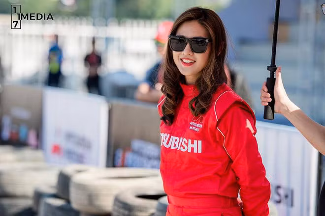 Hiện nay, khi đã tròn 32 tuổi, Leona Chin sở hữu hai chiếc xe là Mitsubishi Lancer Evolution và Tritor và thường xuyên thể hiện tài năng của mình ở mỗi điểm đến trên thế giới.