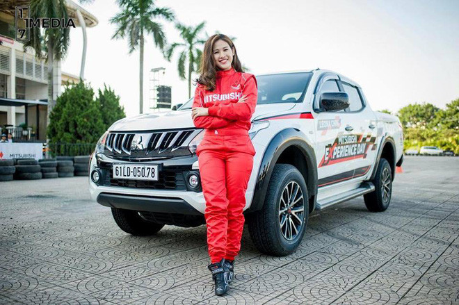 Ngày 2-4/11 vừa qua, nữ hoàng drift Malaysia đã có màn lái thử xe mãn nhãn tại Hà Nội. Riêng hành khách tham gia trải nghiệm trên chiếc xe mà Leona Chin cầm lái tỏ ra phấn khích và hồi hộp.