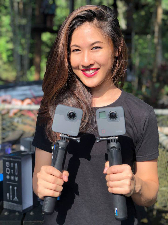 Thậm chí nhiều người còn nhận xét rằng, nhan sắc ngoài đời của Leona Chin thu hút ánh nhìn bởi khuôn mặt khả ái và cách giao tiếp thân thiện