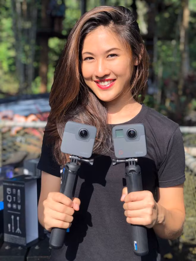 Thậm chí nhiều người còn nhận xét rằng, nhan sắc ngoài đời của Leona Chin thu hút ánh nhìn bởi khuôn mặt khả ái và cách giao tiếp thân thiện