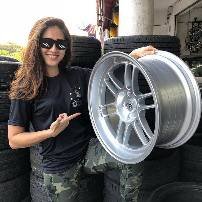 Đến nay, Leona Chin đã có 12 năm sự nghiệp đua drift và tạo được tên tuổi riêng cho mình trên trường quốc tế.