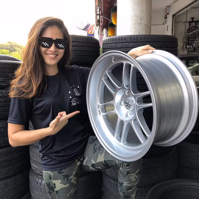 Đến nay, Leona Chin đã có 12 năm sự nghiệp đua drift và tạo được tên tuổi riêng cho mình trên trường quốc tế.