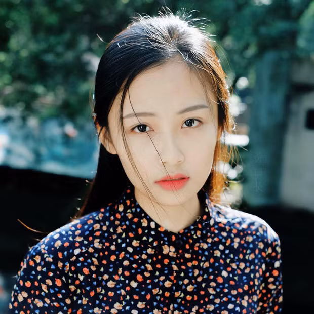 Chủ đề gái xinh trên mạng xã hội chưa bao giờ hết sôi nổi khi lần lượt từng cô gái xinh đẹp, có gu ăn mặc đẹp, ảnh chụp cuốn hút được tìm thấy mỗi ngày trên Instagram hoặc Facebook. Mới đây nhất, cô gái được nhiều người đặt biệt danh là "nàng thơ" mới của mạng Việt đã xuất hiện và gây nhiều sự chú ý ngay từ những bức ảnh đầu tiên. Ảnh trong bài: Facebook nhân vật.