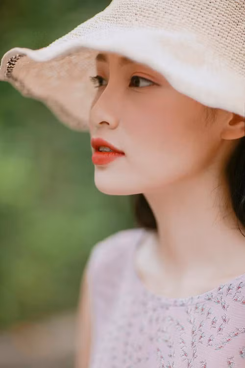 Trên trang cá nhân của mình, Hải Yến luôn trung thành với phong cách vintage nhẹ nhàng, nhưng không vì thế mà mọi người cảm thấy nhàm chán mà còn cực kỳ yêu mến hot girl mạng xã hội.