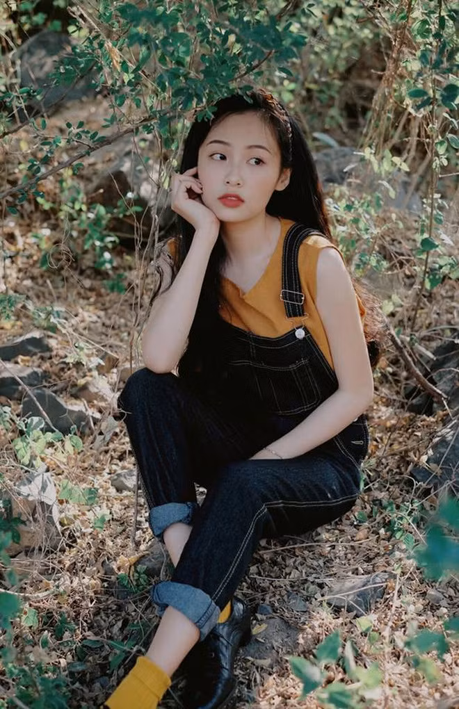 Hải Yến cực hợp với phong cách ăn mặc và chụp ảnh vintage.