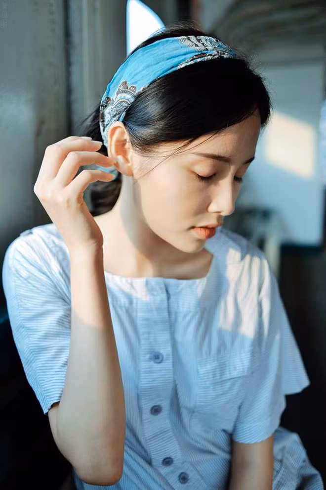 Được biết cô bạn hiện đang làm mẫu ảnh cho khá nhiều shop thời trang tại Sài Gòn, bên cạnh đó cũng là gương mặt đại diện cho một số nhãn hàng nổi tiếng khác.