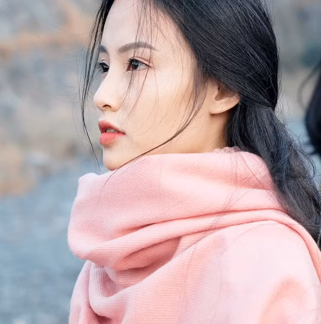 Đâu cần phải trang điểm đậm mới là đẹp, dân mạng dần chuyển gu ngắm "gái xinh" thành nhẹ nhàng, nữ tính.