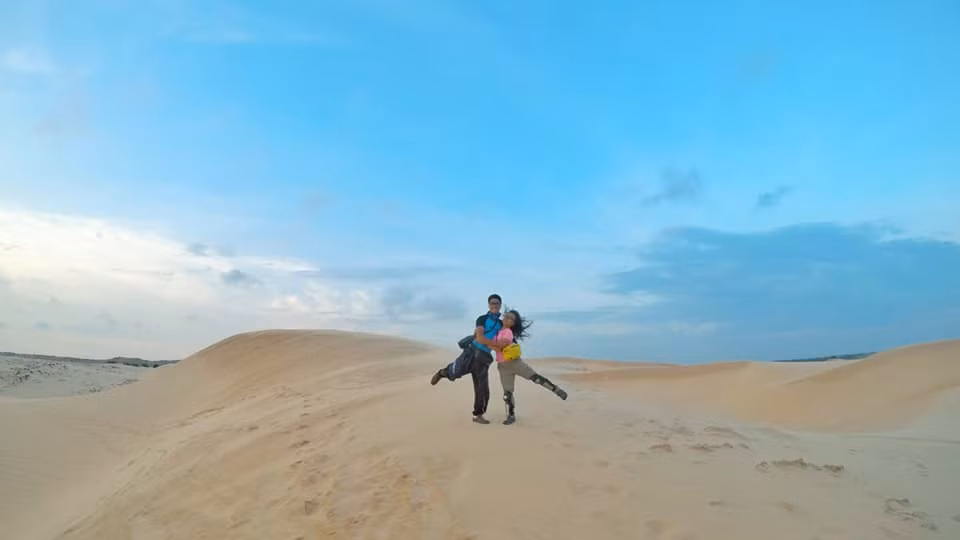 "Sau mỗi chuyến đi cả hai có thêm kinh nghiệm sống, trưởng thành nhiều hơn, tự lập hơn, biết được nhiều văn hóa khác nhau, được trải nghiệm điều mới lạ, quen được rất nhiều bạn bè mới. Và khi trở về, đương nhiên cả hai sẽ cảm thấy cuộc sống lại tràn trề động lực, làm việc thật hăng say và bắt đầu lên lịch trình cho chuyến đi mới", Thúy Hằng bộc bạch.