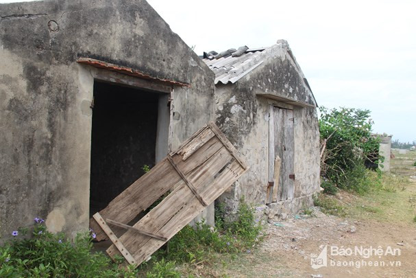 Kho chứa muối cũng đã hư hỏng, xuống cấp. Ảnh: Văn Trường