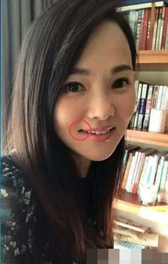 Khóe miệng của Y Năng Tịnh trông kỳ lạ vì photoshop.