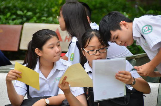 Các thí sinh trao đổi sau ngày thi đầu tiên Ảnh: TẤN THẠNH