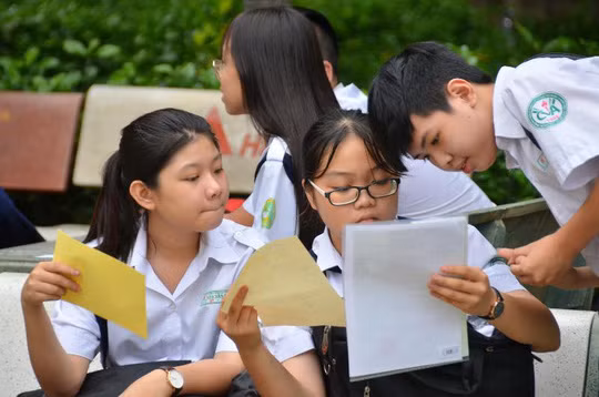 Các thí sinh trao đổi sau ngày thi đầu tiên Ảnh: TẤN THẠNH