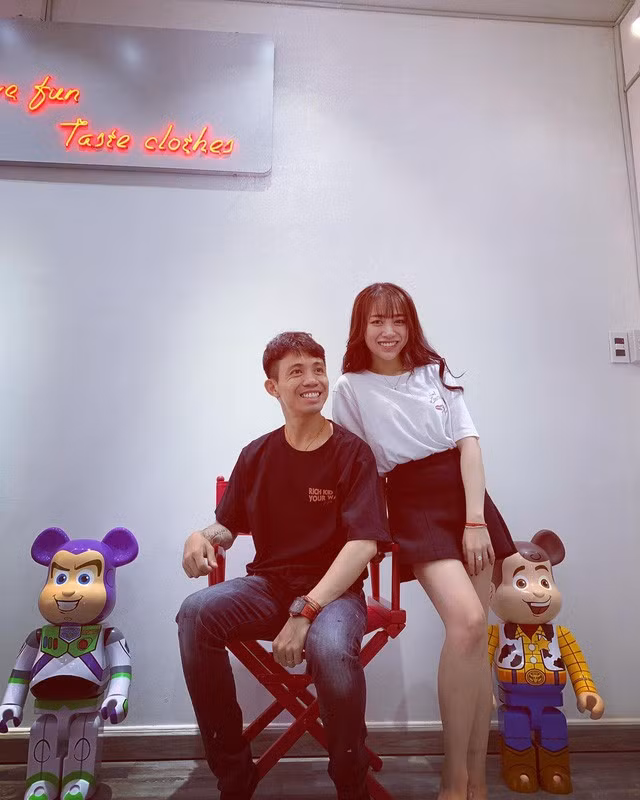 Dù chưa tròn 20 tuổi nhưng Joyce vừa khai trương cửa hàng kinh doanh đồ hiệu, gồm quần áo, giày dép và những đồ chơi đắt đỏ tại một con phố trung tâm Sài Gòn.