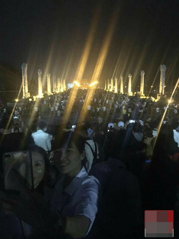 Theo nickname Minh Tú chia sẻ: "Đúng là dân mình sùng tín thật. Tắc đường dài cả cây số. Mình vừa ở đó về mà nhích từng chút từng chút một. Đường thì rộng nhưng dòng người đổ dồn về dự lễ đông quá nên không tránh khỏi ách tắc".