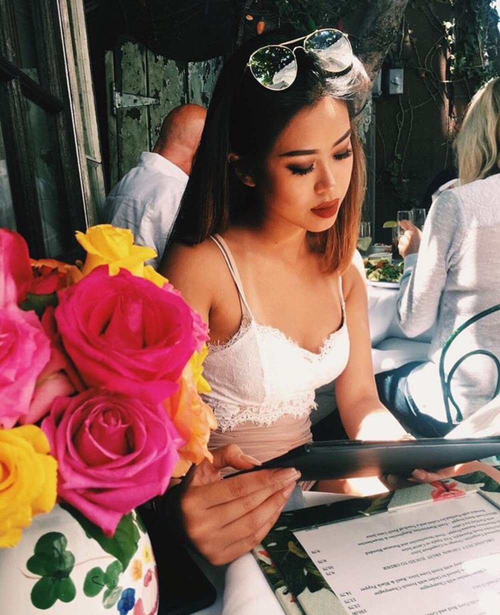 Làn da nâu bóng khỏe của Thảo Tiên khiến nhiều người ao ước, đặc biệt là khi cô bạn mặc những bộ đồ trắng.