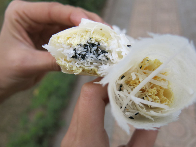 Cứ tan học, ra cổng trường là lúc nào cũng làm ngay một cuộn bò bía với thật nhiều kẹo đường, dừa và vừng.