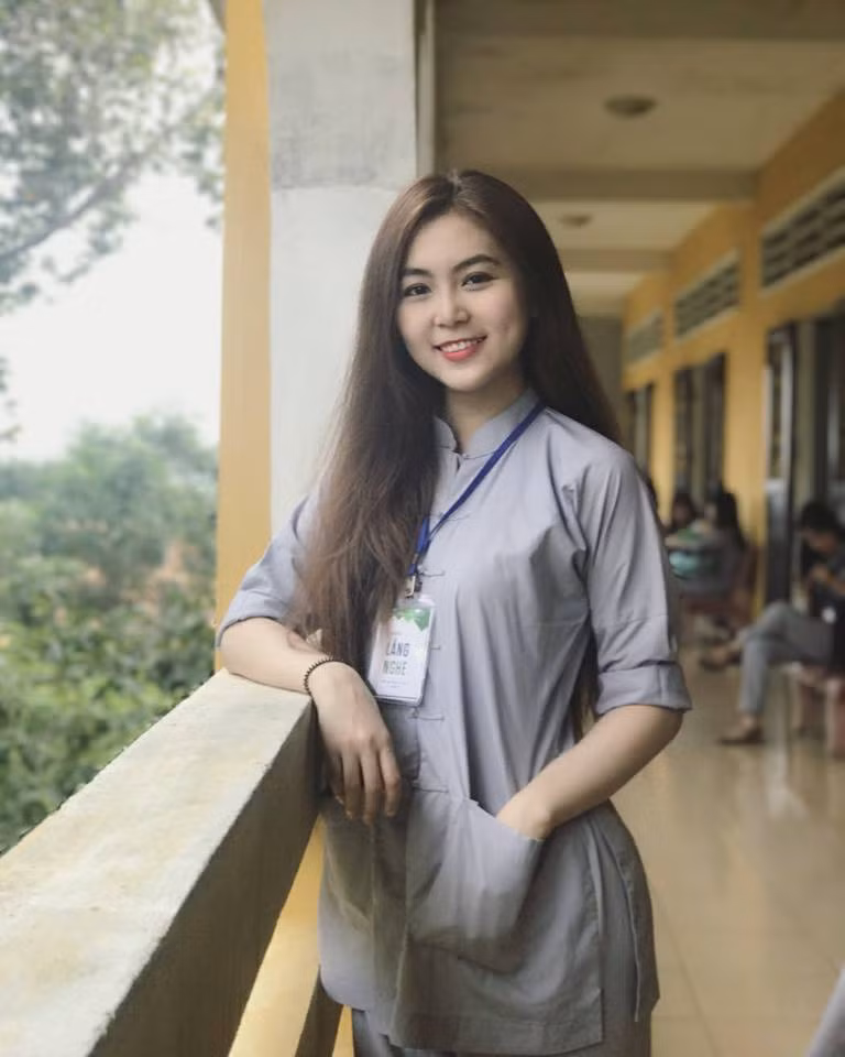 Sở hữu vóc dáng nhỏ nhắn, gương mặt dễ thương Nam Trân dễ khiến những người xung quanh yêu thích vì sự đáng yêu thì những cô nàng này. Không chỉ vậy, nhiều chị em cũng ước ao có thân hình quyến rũ, nóng bỏng của cô giáo tương lai này.