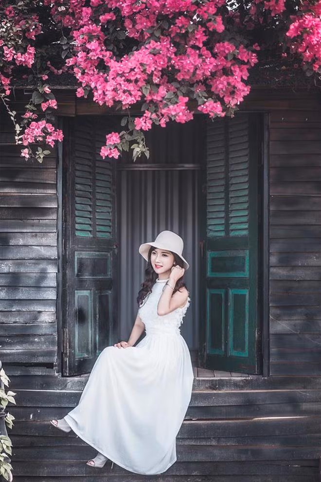 Bùi Thúy Ngân (SN 1991) là một hiện tượng trên mạng xã hội khi những hình ảnh của cô giáo này xuất hiện trong ngày khai giảng khiến nhiều người phải xao xuyến ngắm nhìn.