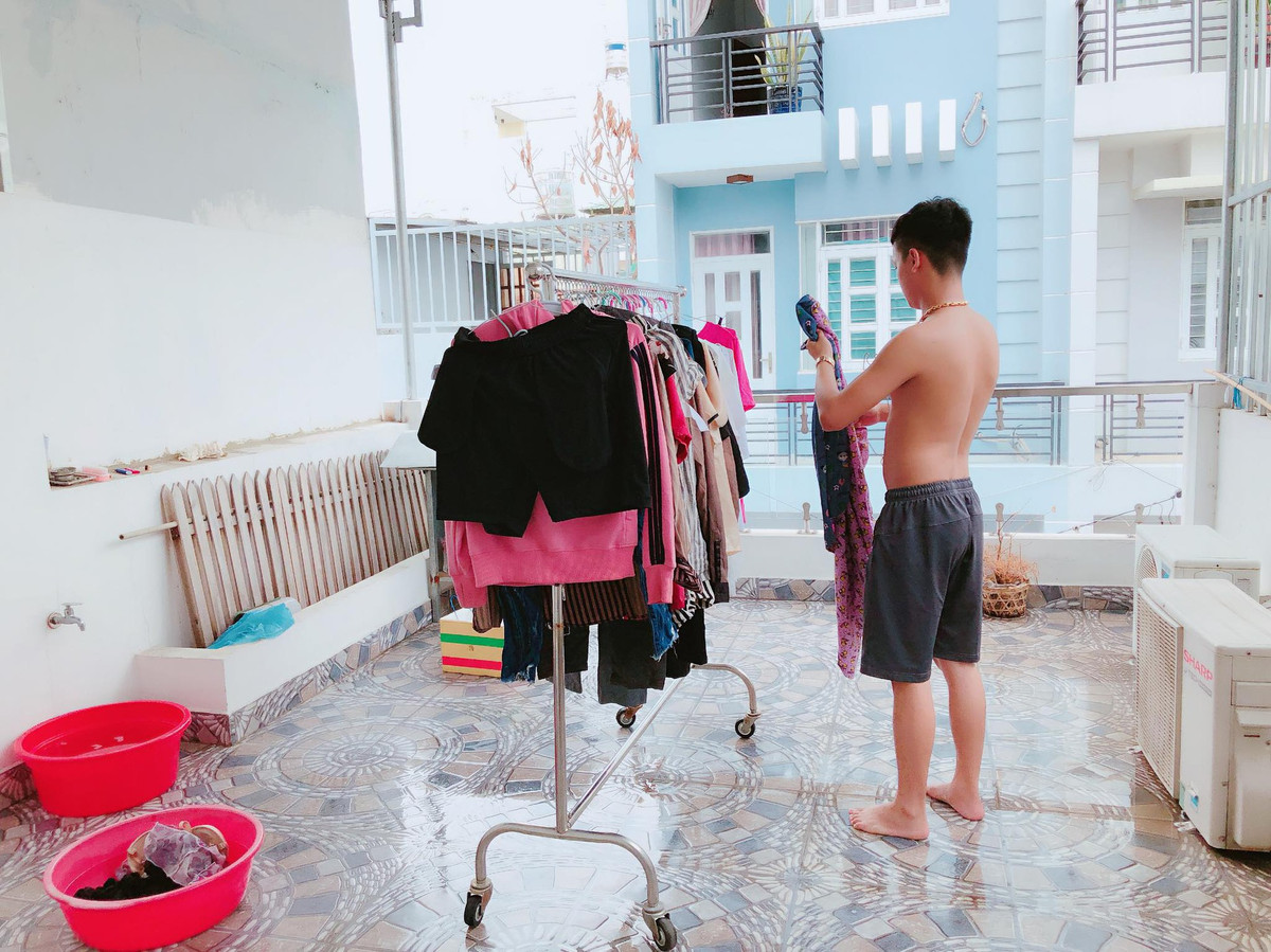 Khốn khổ nhất là nhiều chàng trai thua cá độ với bố mẹ hoặc vợ và hậu quả đó là phải làm việc nhà như giặt quần áo, dọn dẹp nhà cửa hay rửa bát.