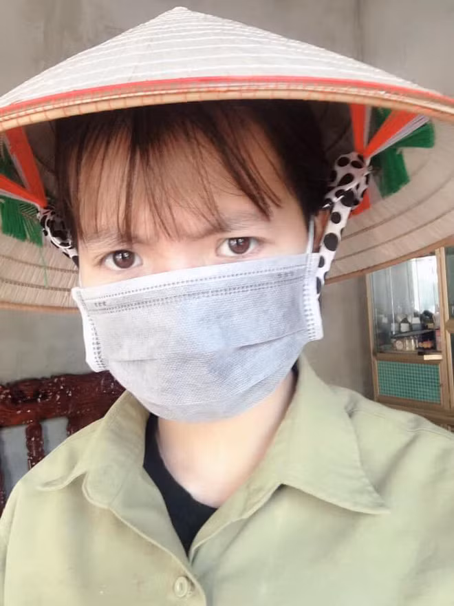 Vác váy vóc về quê đi chơi Tết mà mới chơi được mấy ngày đã phải cất xó, mặc áo bảo hộ đội nón lội ruộng cấy sấp mặt.