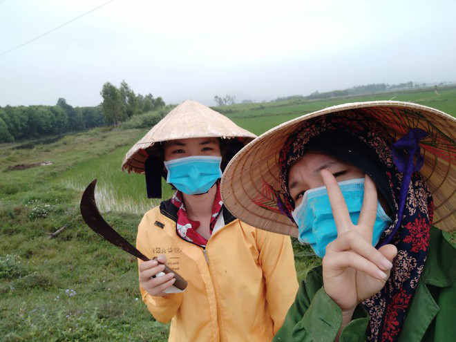Đi chơi Tết thì vẫn lên đồ xinh xắn, sang chảnh đấy nhưng về đến nhà, các bạn trẻ lại xắn quần, đội nón, chân đất ra đồng đi cấy, đi cày, bẻ ngô.