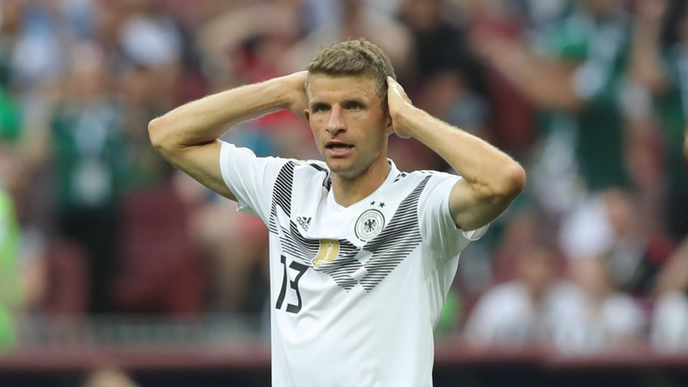 ĐT Đức đã kết thúc trận đấu đầu tiên của mình tại hành trình bảo vệ ngai vương tại World Cup với một kết quả thất bại dù được đánh giá cao hơn rất nhiều so với đối thủ Mexico. Ở trận đấu này, thầy trò HLV Joachim Loew chỉ biết tự trách bản thân mình bởi họ đang nhập cuộc khi có sự tự tin thái quá và không còn giữ được sự lì lợm đáng sợ.