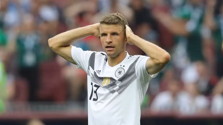 ĐT Đức đã kết thúc trận đấu đầu tiên của mình tại hành trình bảo vệ ngai vương tại World Cup với một kết quả thất bại dù được đánh giá cao hơn rất nhiều so với đối thủ Mexico. Ở trận đấu này, thầy trò HLV Joachim Loew chỉ biết tự trách bản thân mình bởi họ đang nhập cuộc khi có sự tự tin thái quá và không còn giữ được sự lì lợm đáng sợ.