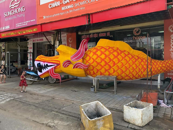 Trước đó, đèn lồng Trung thu khủng lồ có hình cá chép hóa rồng cũng bị đưa ra bàn tán bởi hình dáng của phần đầu và phần thân không tương thích với nhau.