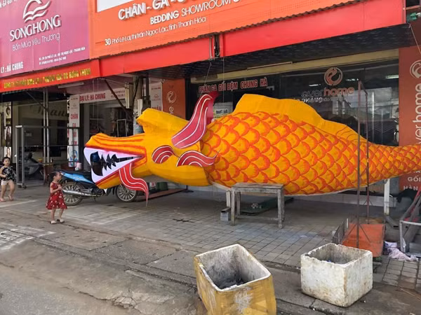 Trước đó, đèn lồng Trung thu khủng lồ có hình cá chép hóa rồng cũng bị đưa ra bàn tán bởi hình dáng của phần đầu và phần thân không tương thích với nhau.