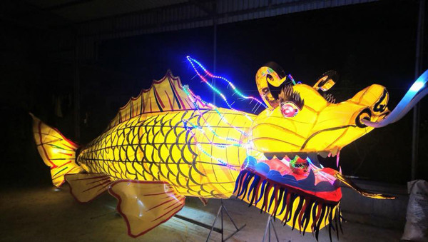 Có vẻ cá chép hóa rồng là loài linh vật khá được ưa chuộng trong mùa Trung thu này. Tuy nhiên dường như sau khi hóa rồng trông chú ta không được 'thần thái' khi còn là cá chép.