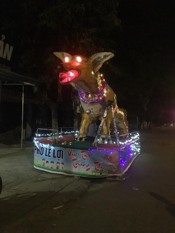 Mới đây trên MXH, bức ảnh chụp lại linh thú Trung thu có hình chú chó được dân mạng truyền tay nhau với tốc độ ánh sáng. Chiếc đèn lồng hình chó khiến nhiều người chú ý bởi hình dáng và khuôn mặt khá hung dữ của nó.