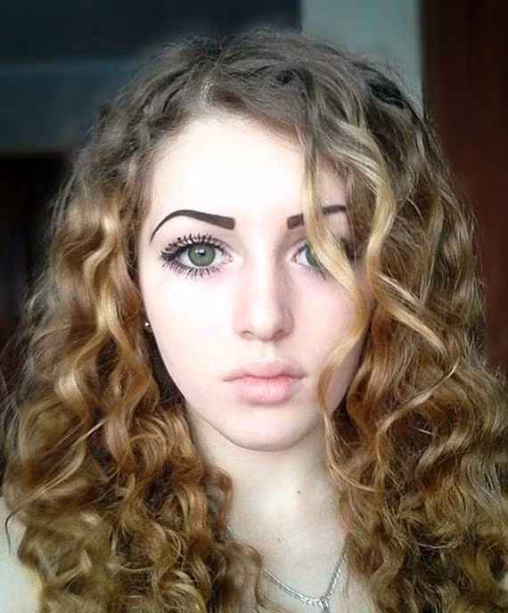 Julia Vins từng chia sẻ trên trang cá nhân rằng cô đã nhận được rất nhiều lời chỉ trích về cơ thể lực lưỡng. Cô trả lời là thích thế và sẽ chăm chỉ tập luyện vì sở thích của mình.