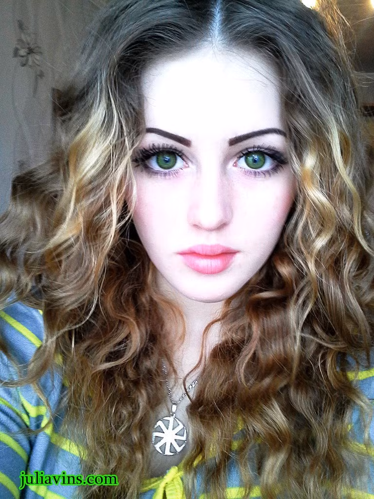 Julia Vins đến với thể hình từ tháng 12/2012. Rất chăm chỉ tập luyện nên cô có một cơ thể rắn chắc, cơ bắp cuồn cuộn.