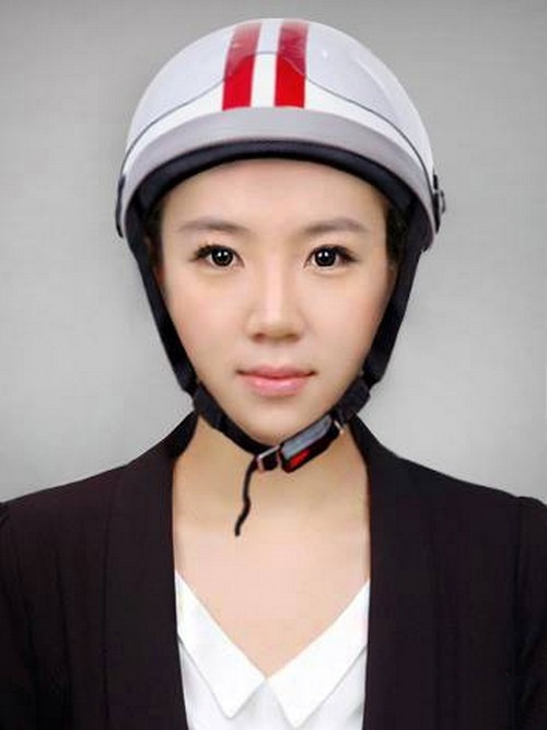 Từ một bức ảnh thẻ xinh đẹp, cô nàng này đã được trang bị thêm phụ kiện đó là chiếc mũ bảo hiểm.