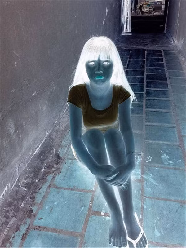 Với những người sửa không có tâm, cô nàng xấu số nói trên đã biến thành phim âm bản.