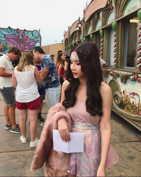 Từ những cô bạn Âu Mỹ nóng bỏng với nước da rám nắng cho đến những cô bạn châu Á xinh xắn, đáng yêu và sở hữu nét đẹp thanh thoát đều quy tụ tại lễ hội Tomorrowland năm nay.