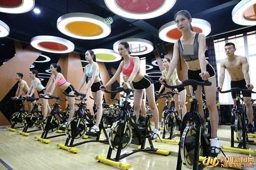 Ngay từ khi còn ngồi trên ghế của học viện, các nữ sinh hàng không đã phải rèn luyện thân thể để có một vóc dáng chuẩn. Chính điều này giúp họ tự tin khi giao tiếp với khách hàng.