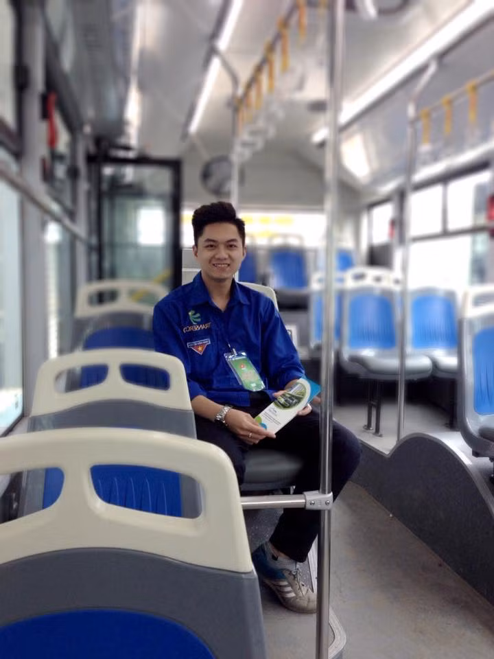 Sau một năm bất ngờ nổi tiếng, anh chàng phụ xe buýt điển trai này dường như ít thay đổi về nhan sắc. Vẫn là gương mặt điển trai cùng nụ cười duyên đó, Xuân Thủy đã từng khiến các chị em phải hết lòng yêu quý, luôn dành những lời khen “có cánh” cho anh chàng.